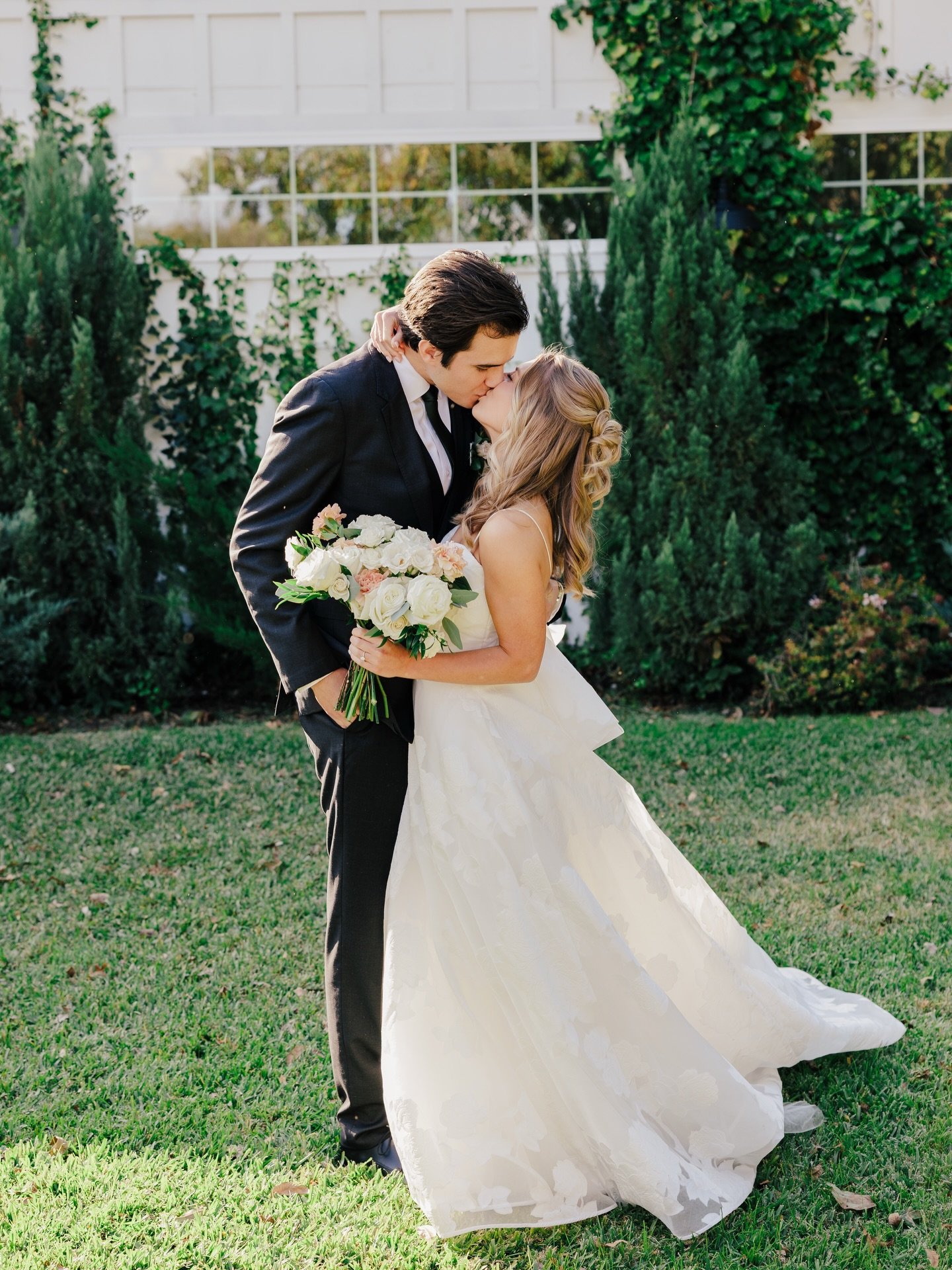 Such a timeless and beautiful wedding 🤍

Photography @cactusandcoastphotography 
Planning @emeraldandivyweddings 
Florist @hautepoppiesfloral 
HAMU @roseandsagehairandmakeup 
Videography @twofeatherfilms 
Catering @fivestareventservices 
Bartending 
