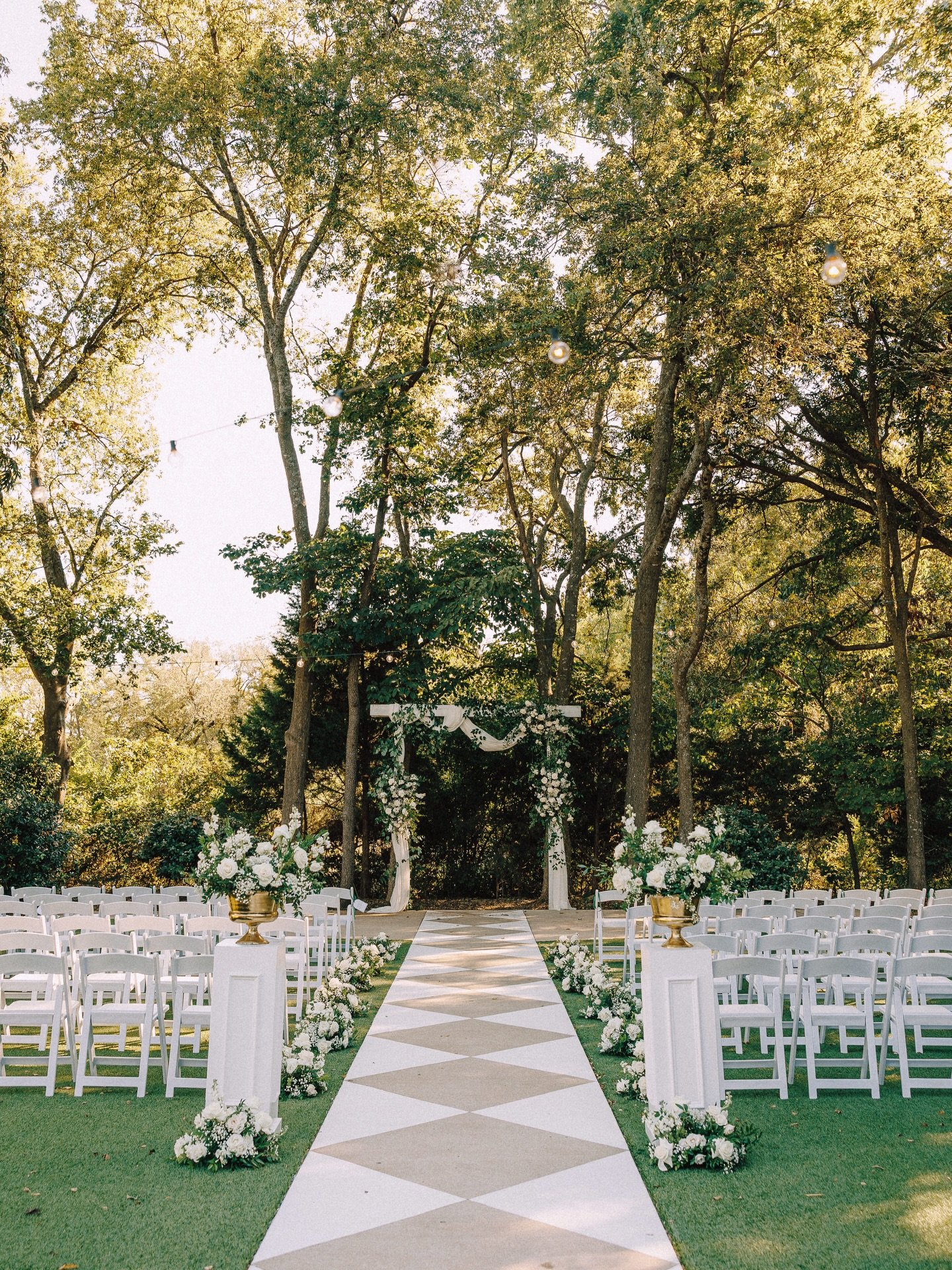 These ceremony and reception details were absolutely stunning! 🤍

Photography @thehannahhix 
Planner @emeraldandivyweddings 
Florist @hautepoppiesfloral 
HAMU @roseandsagehairandmakeup 
Catering @fivestareventservices 
Bartending @servicegemevents 
