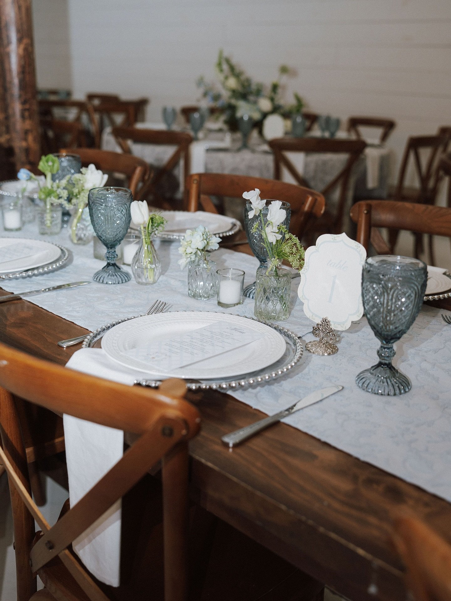 All of the warm weather we&rsquo;ve been having has us reminiscing over this gorgeous summer wedding 🤍

Planner &amp; Designer: @hatsoffeventsco
Catering: @farmhauscateringservices @fivestareventservices 
Bar: @hdliquidcater
Rentals: @bigdpartyrenta