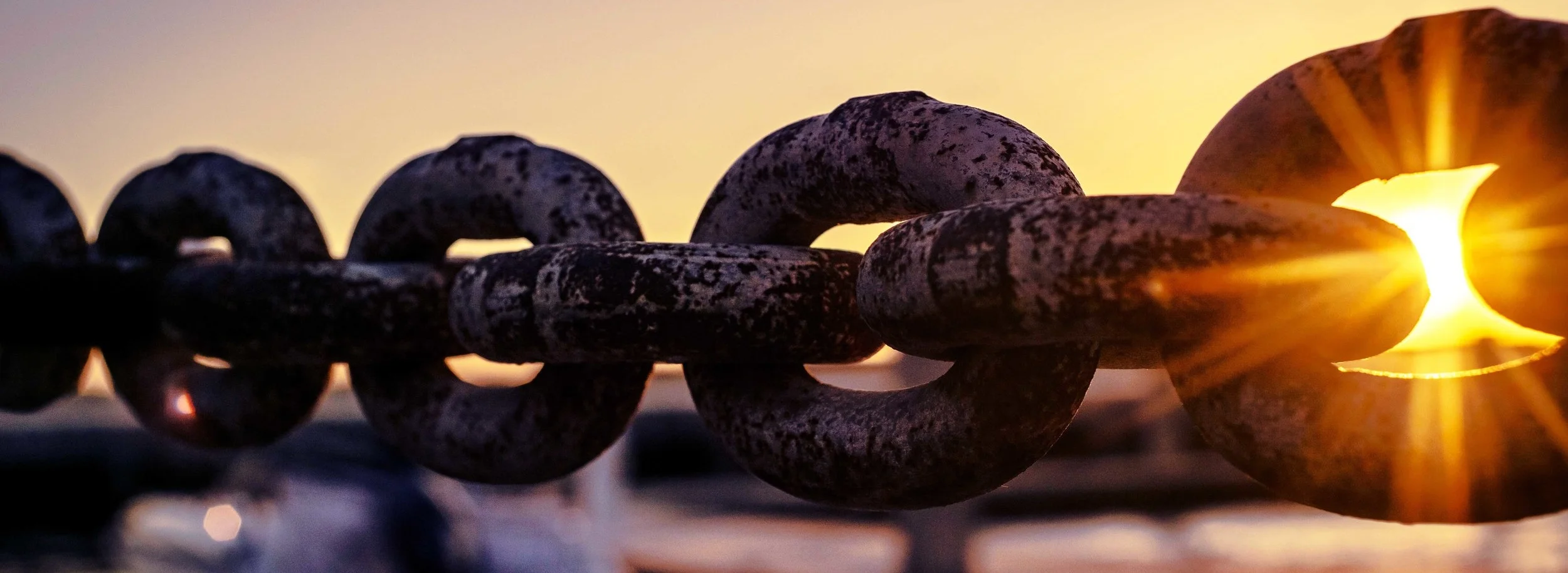 boat-chain-dawn-119562 copie.jpg