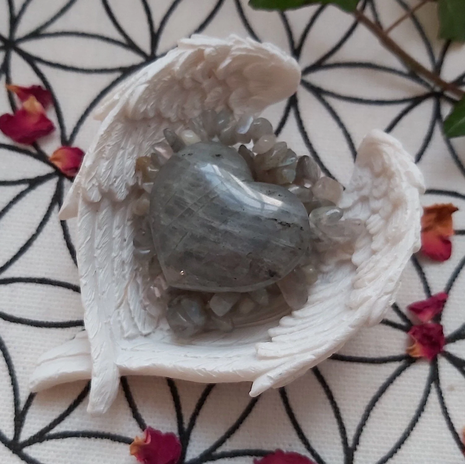 Gift set - Labradorite gemchip bracelet and crystal heart in angel wing bowl