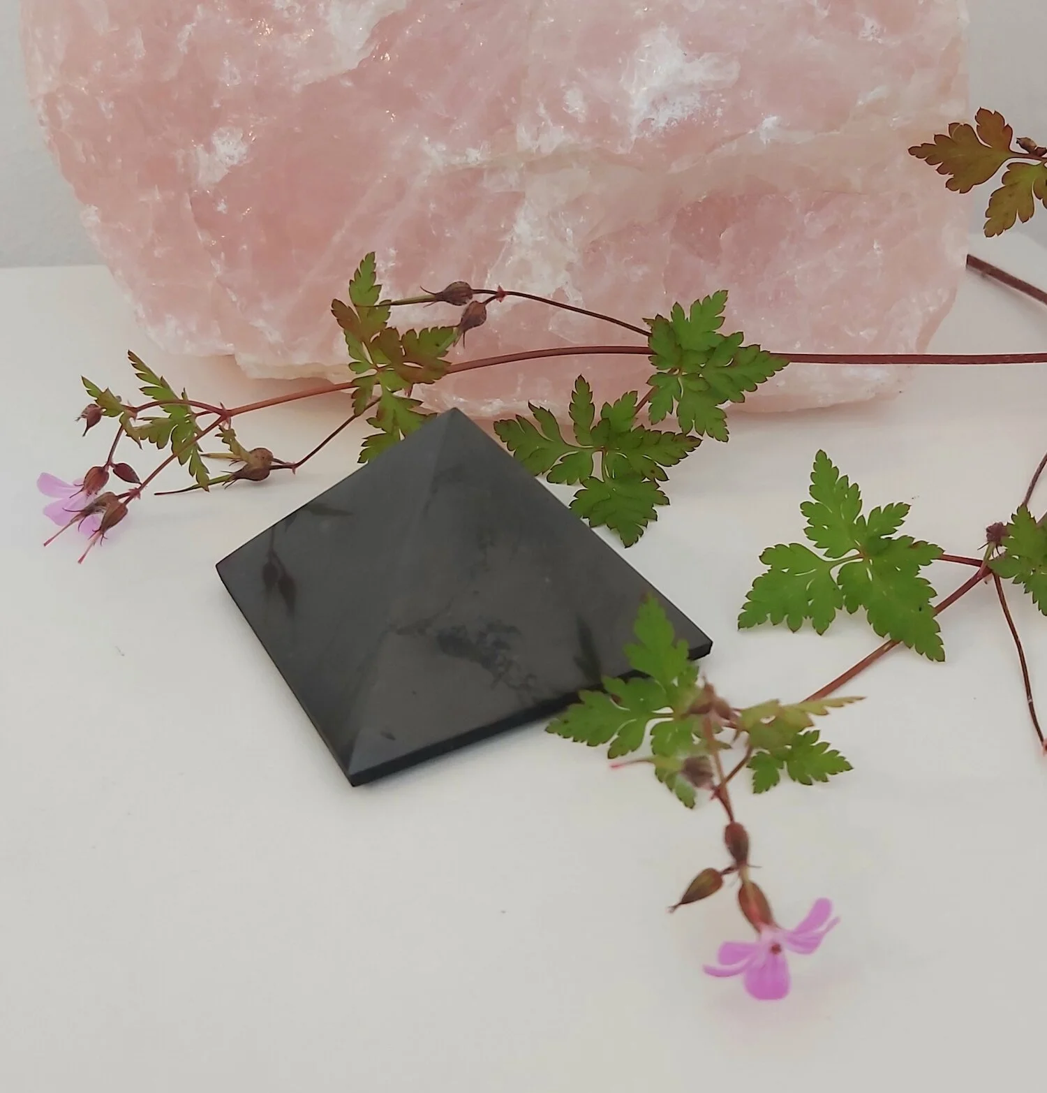 Webshop_Pyramid_Shungite_6cm1.jpg
