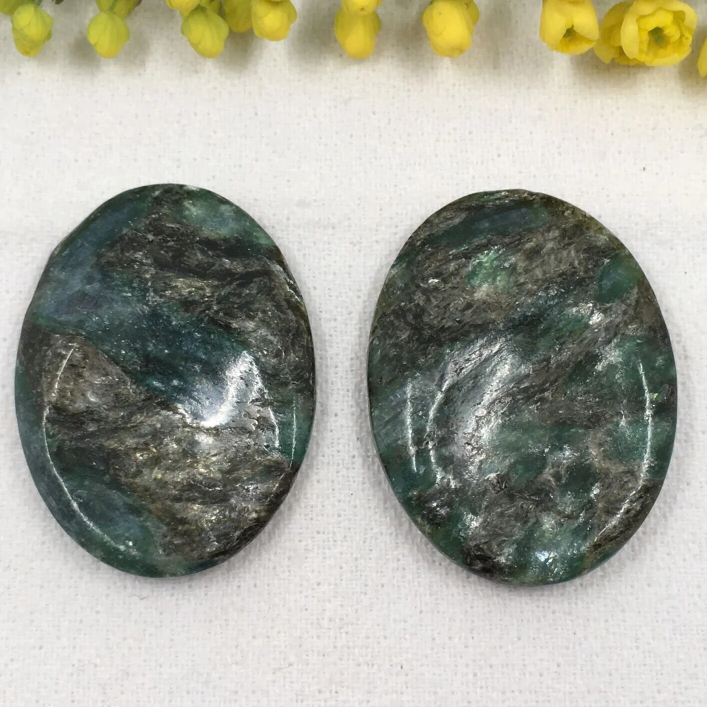 Fuchsite/Chrome Mica Thumbstone