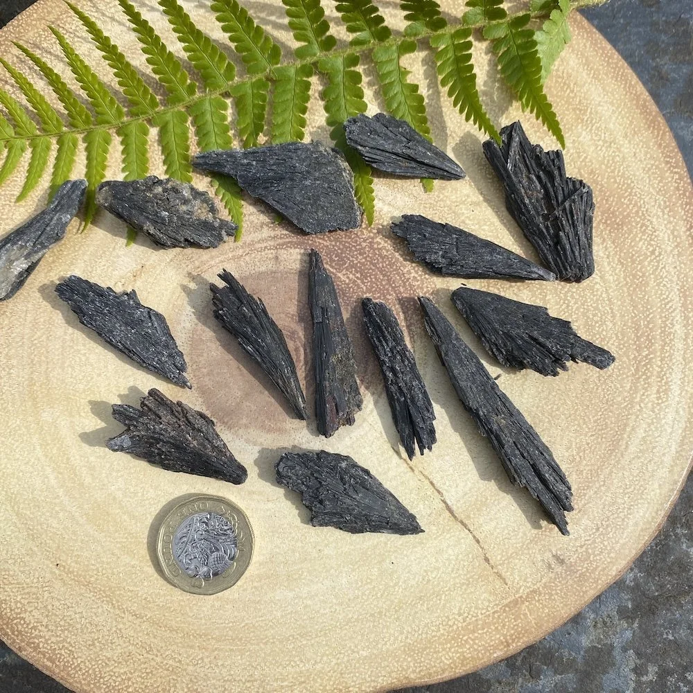 UPLOAD_Kyanite diff sizes2.JPG