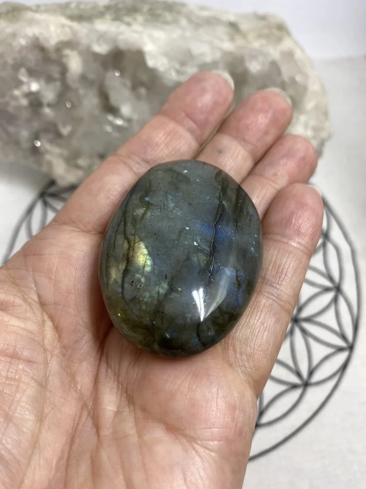 Labradorite pebble 8 £12?5.JPG