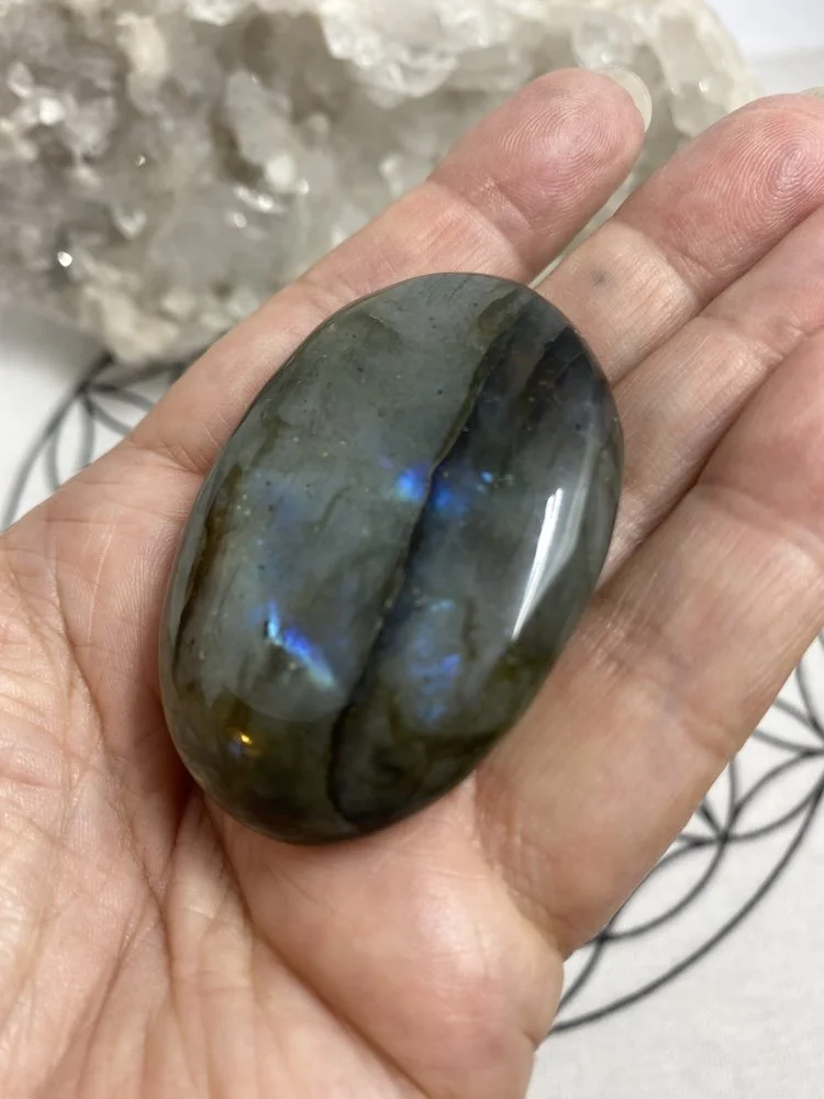 Labradorite pebble 8 £12?6.JPG