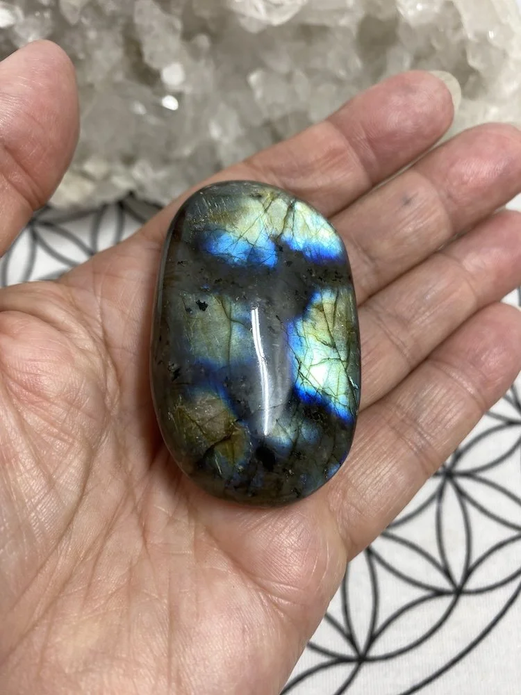Labradorite pebble 7 £13?4.JPG