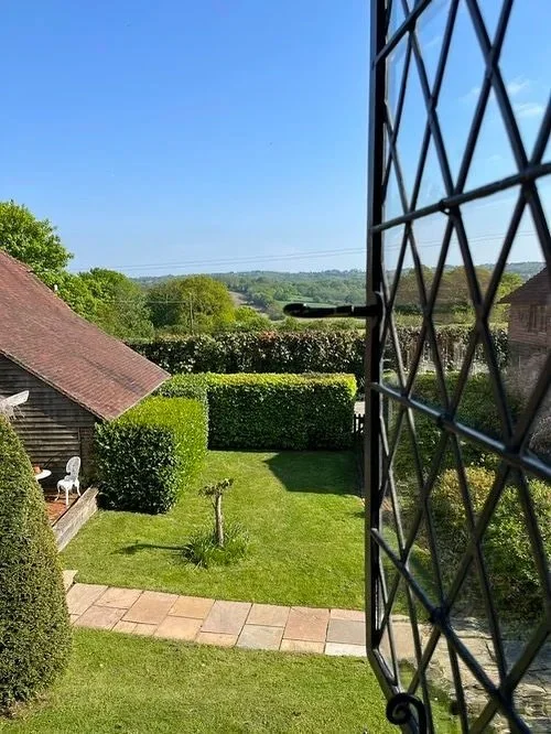 🌺 🌳 🌺 🌳 Are you craving Spring? Fair Oak Farm in May is beautiful! Bluebells cover the woodland floor, the wisteria is in full bloom, and the trees beside the dining room are full of blossom. Private Chef Stuart will be weaving his foodie magic f