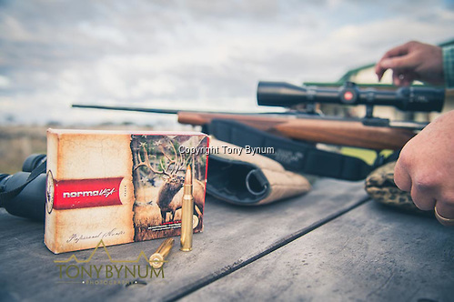 Sighting in a rifle after the flight from the USA. La Pampa, Argentina ©tonybynum.com