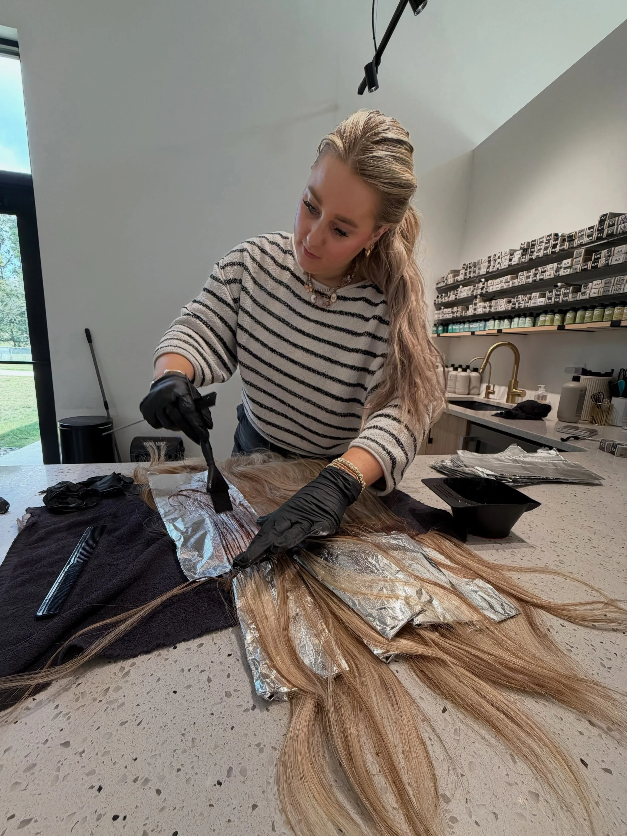 Extensions aren&rsquo;t one size fits all and neither is the color.
This Halo needed a little customization to create the perfect blend, so we custom colored it to match our guest&rsquo;s hair and give her the most seamless result possible. In the vi