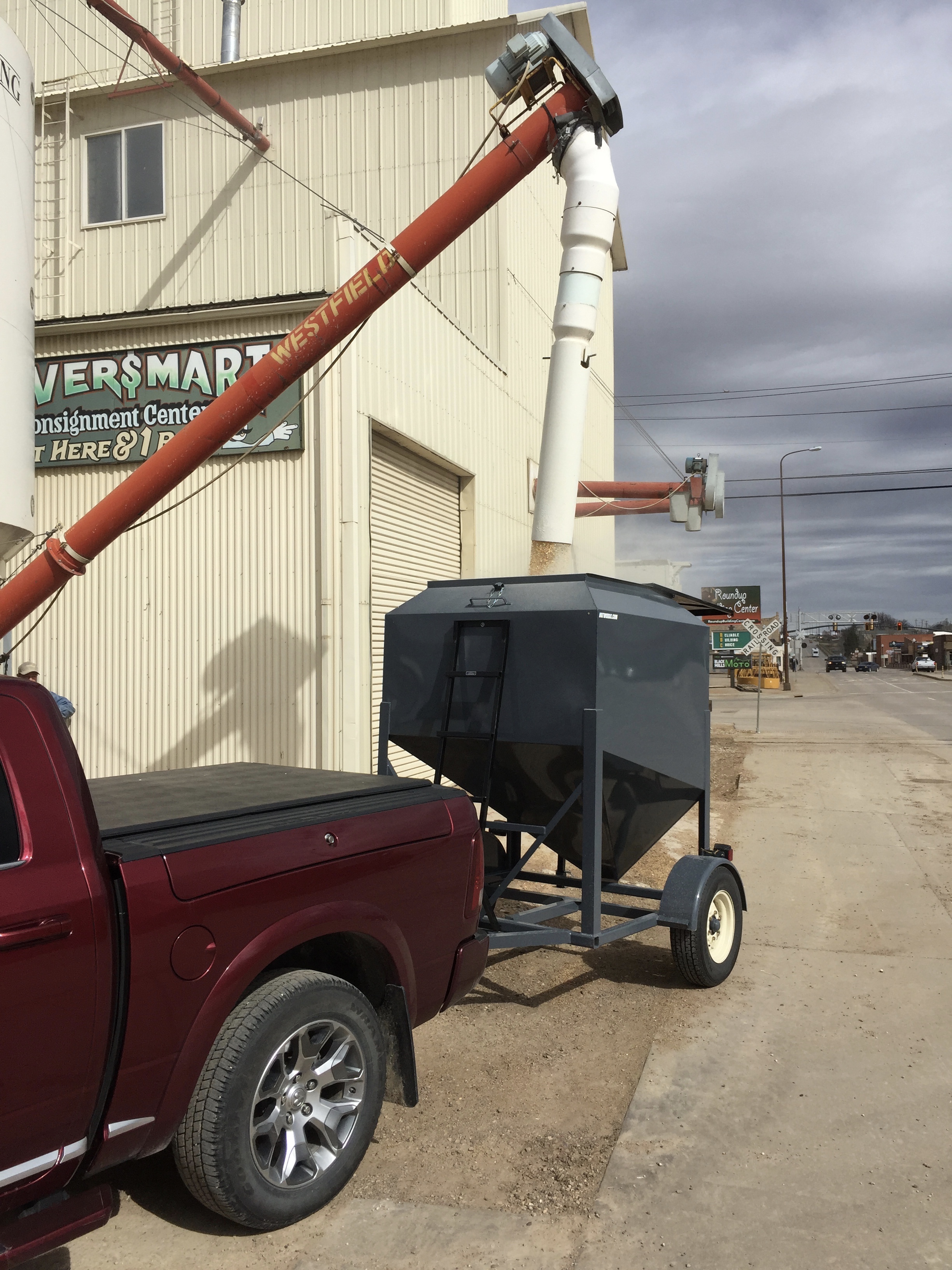 I absolutely love this thing, writes Jeff from Hill City South Dakota as you can see how easy it is to run into town and get grain and not to mention the savings over buying feed in 50 lb. bags, like I have been doing. Loading 4,000 lbs. of corn today and back to the house. It cannot get any easier than this. Great job on the delivery and the terriffic product to Hotwoods. Jeff Hohle