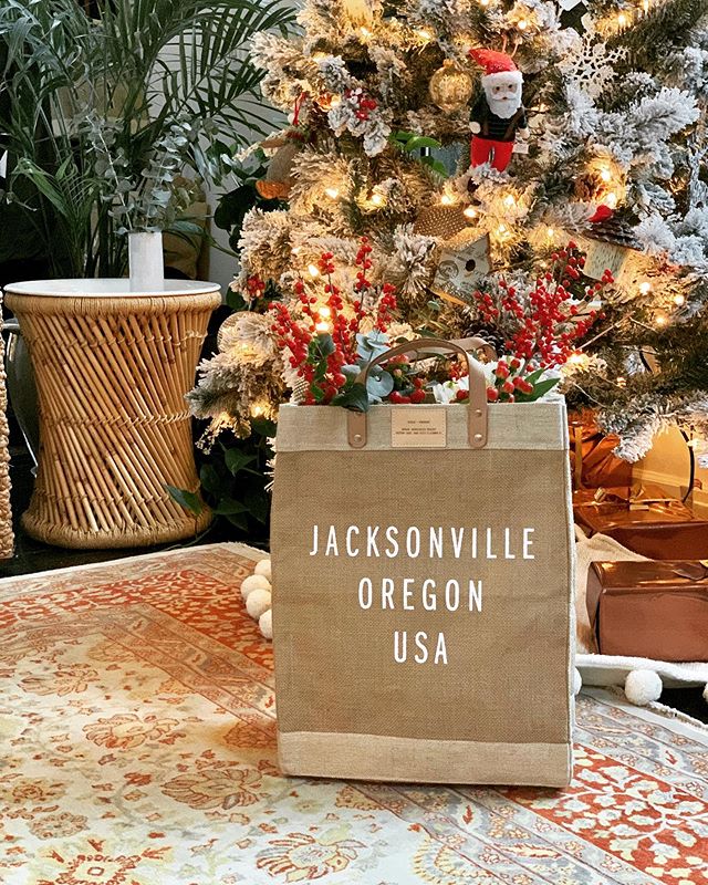 Anyone looking for the perfect Christmas gift? Consider the &ldquo;Jacksonville Market Bag&rdquo; for $55. 🎄 If you live in Jacksonville or close by, there will be free delivery 🚚. Comment below or DM me or even click link in profile to order! 
#ja