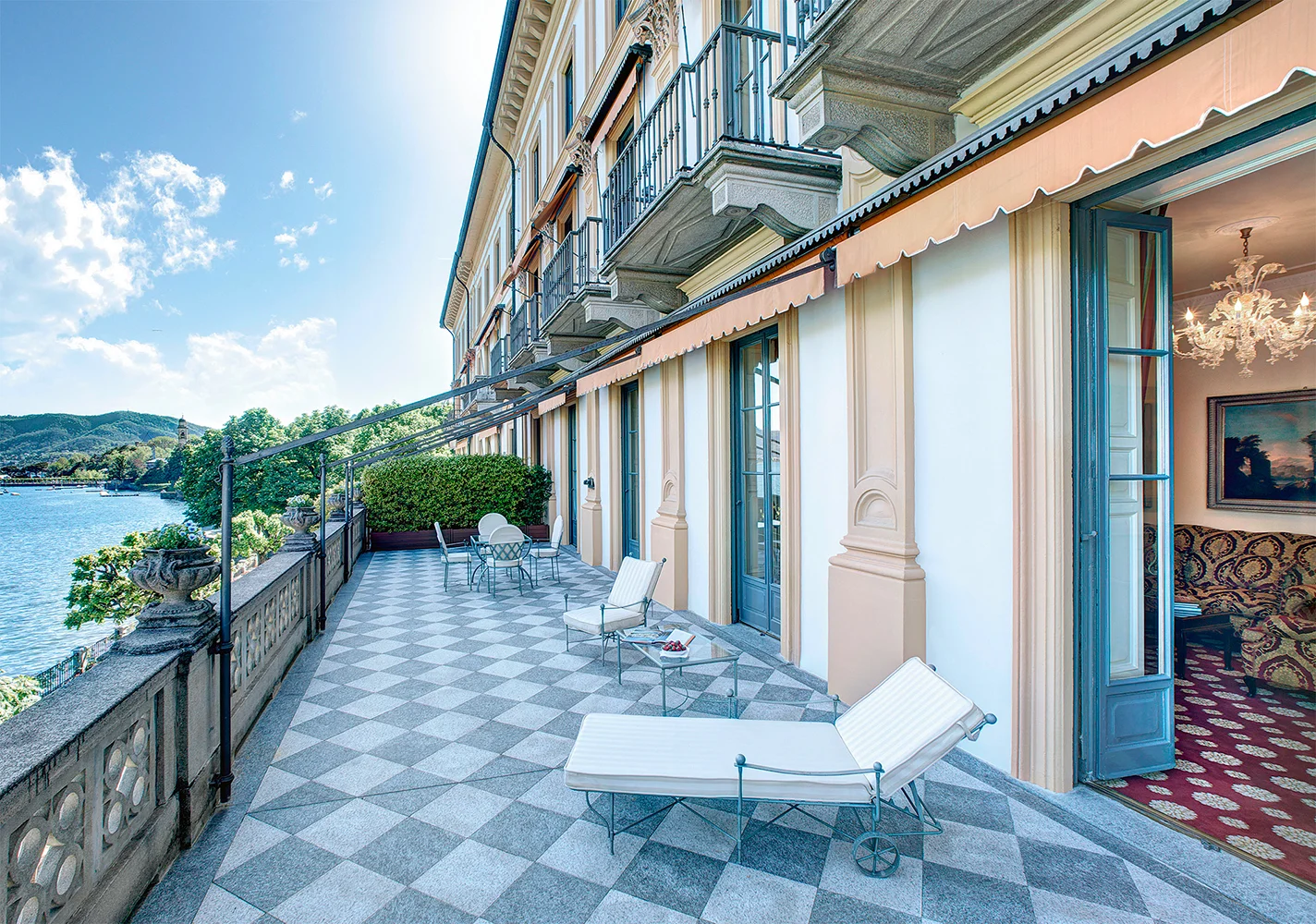 Romantic lakeside Hotels Italy Villa D'Este.jpg