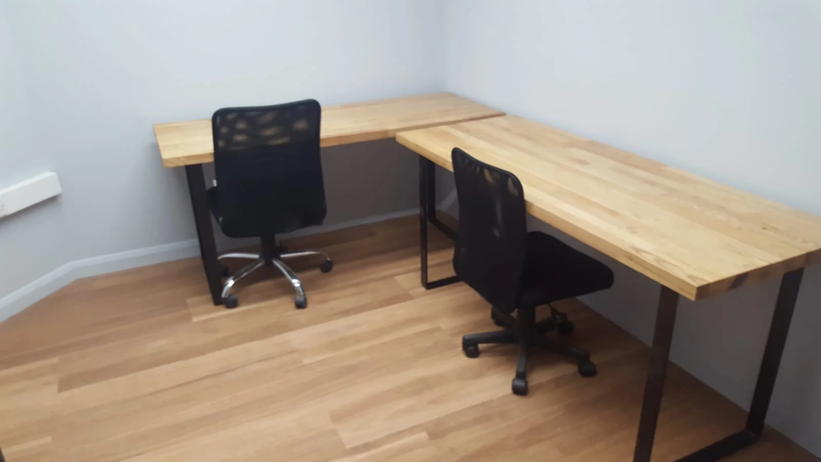 Marketing price for this 3 desk office is £1,000+VAT per month REF. LG4A