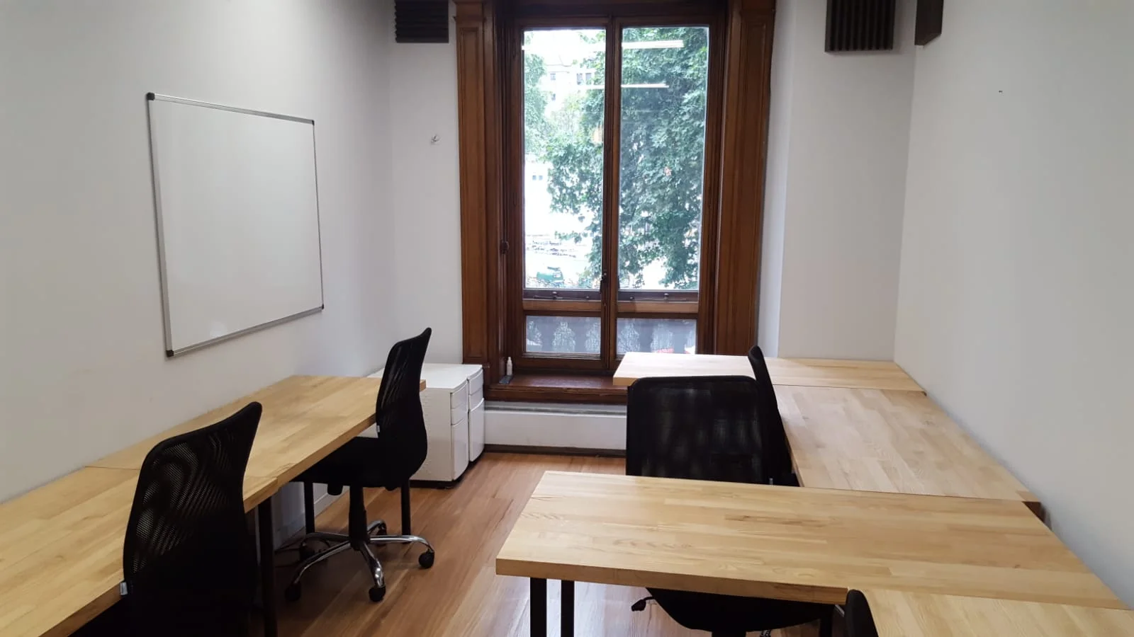 Marketing price for this 4/5 desk office is £1,900+VAT per month REF.F4