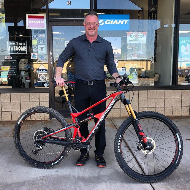Congratulations to Michael on his new @intensecycles Primer. This bike is beyond HOT. We hope you enjoy it sir. #newbikeday #newbike #intensecycles #29er