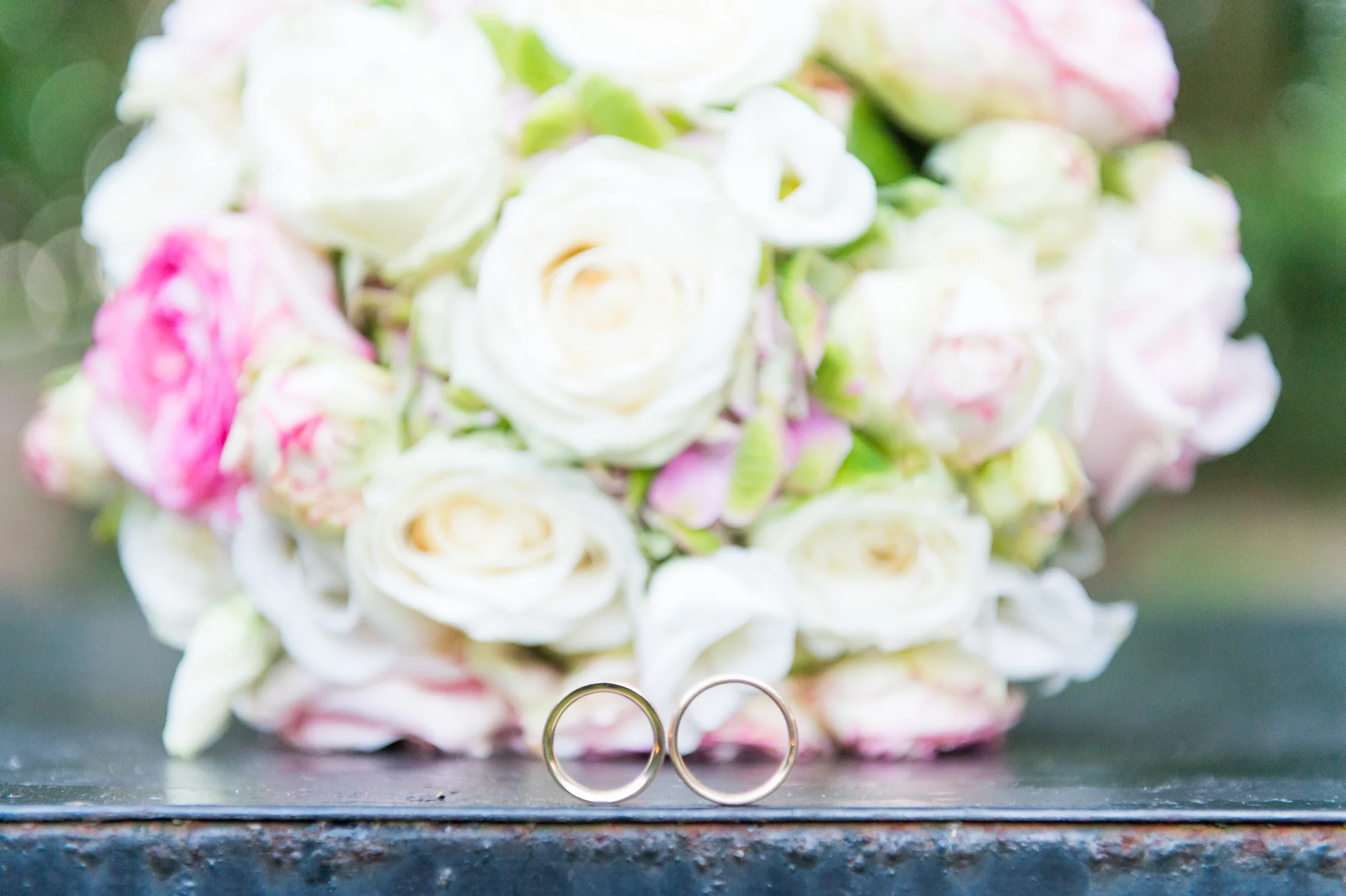 Durant la soirée, je peux aussi mettre un studio photo afin de photographier vos invités (et les mariés!) avec une ambiance décalée. Ce studio permet à vos invités de se lâcher à fond! C'est un supplément à la formule full full full love.