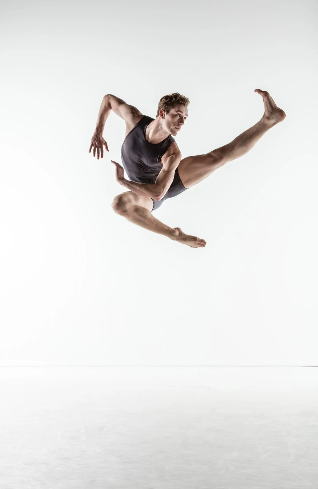 2-NDT2-Benjamin-Behrends-photography-by-Johan-Persson.jpg