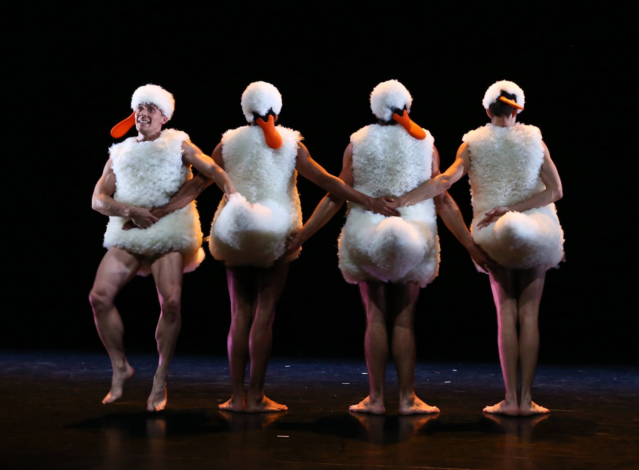 Tutu-la-danse-dans-tous-ses-états-spectacle-Chicos-Mambo-Bobino-Paris-avec-Julien-Mercier-Anthony-Couroyer-Mikael-Fau-Alexis-Ochin-danseurs-photo-Val-Productions.jpg