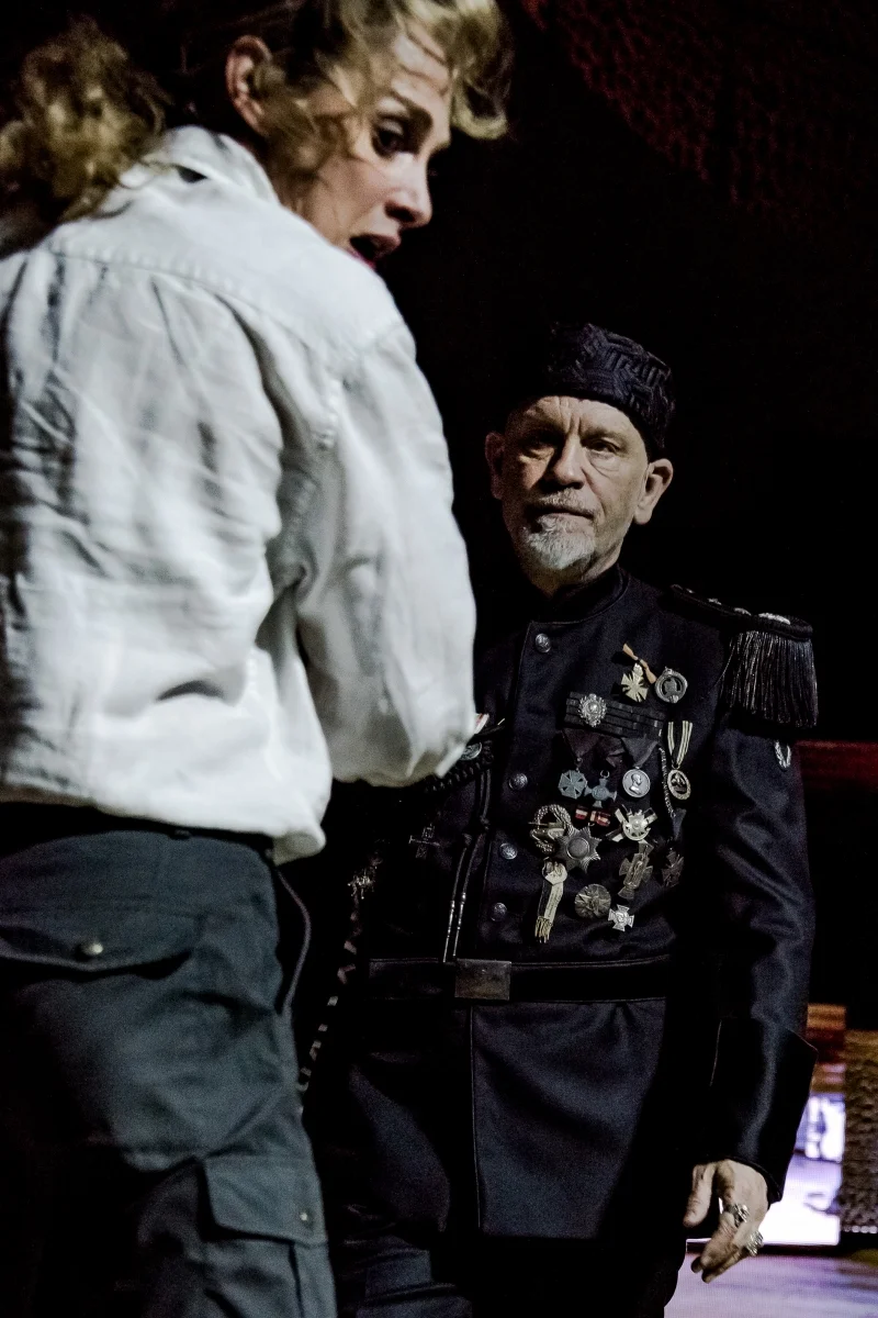 Von_Kessel,_Malkovich_c_Lalo_Jodlbauer (1).jpg