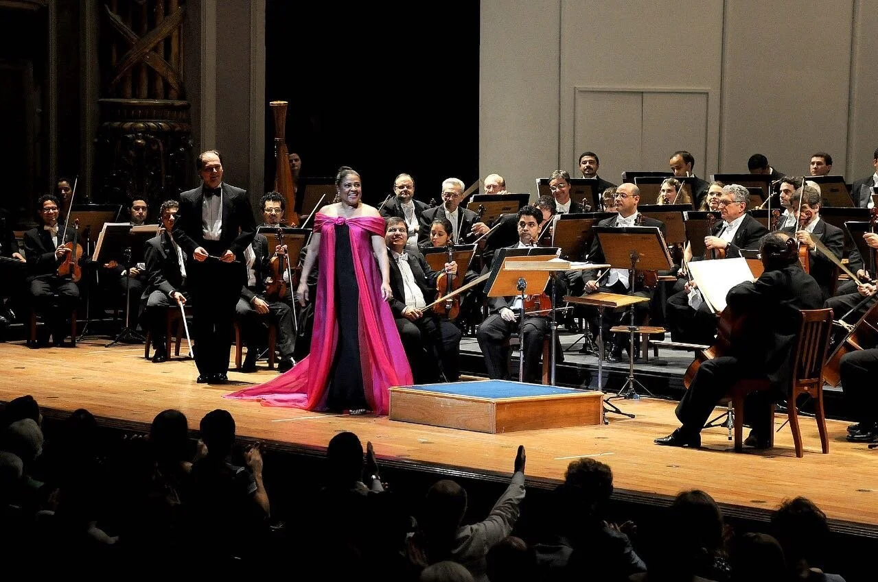 Comemoramos juntos com a Orquestra Sinfônica Brasileira os seus 80 anos! Uma parceria histórica e nossa história, muitas vezes, se confunde com a da OSB. Já acompanhamos grandes solistas, prestigiamos inúmeros balés, trouxemos espetáculos icô