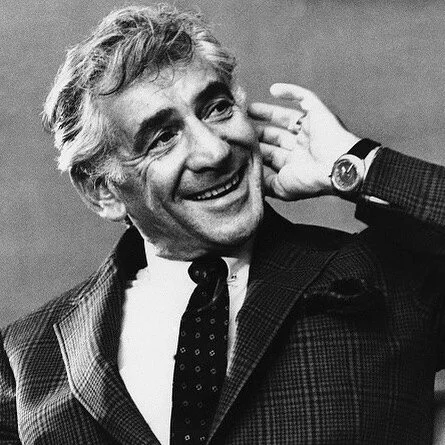 Hoje Leonard Bernstein completaria 102 anos. O maestro, compositor e pianista &eacute; um dos nomes mais influentes da m&uacute;sica pela obra hist&oacute;rica inspiradora de gera&ccedil;&otilde;es de m&uacute;sicos. Vencedor de v&aacute;rios Emmys, 
