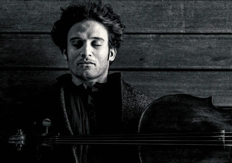 Amantes de Bach, tem live para voc&ecirc;s! A Berliner Philharmoniker Digital Concert Hall apresenta, neste domingo, dia 6, o violoncelista Nicolas Altstaedt. A obra de J.S. Bach &eacute; a a compila&ccedil;&atilde;o da mais apurada t&eacute;cnica e 