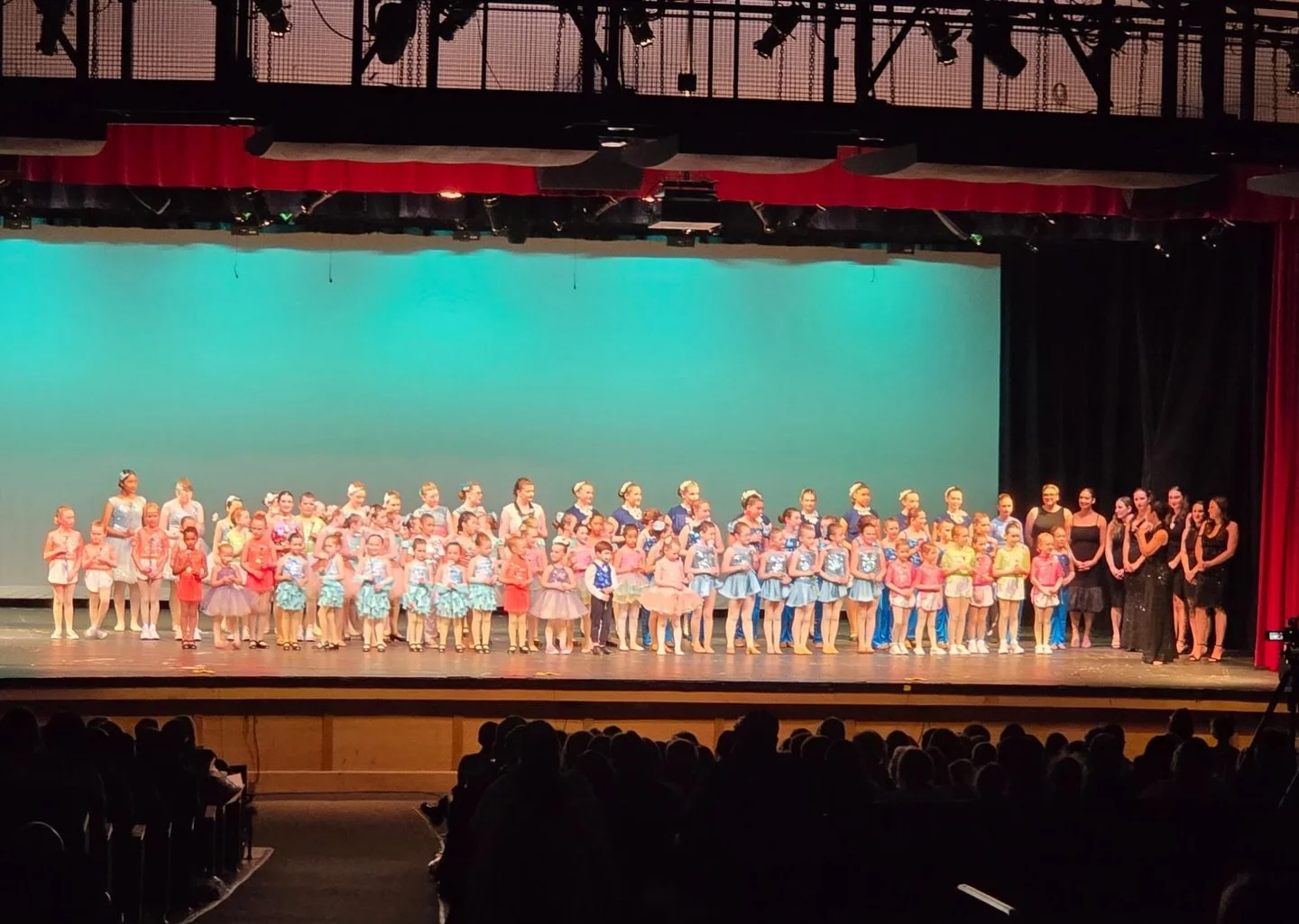 Bravo, bravo, BRAVO!!! 👏👏👏 Congratulations to all of the New Steps dancers on a phenomenal recital! Each and every dancer danced their hearts out on the stage and it showed by all of their smiling faces! We hope all of our dance families &amp; fri