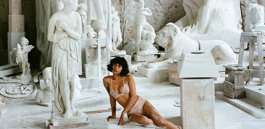 Lonely-Lingerie-models-in-Carrara-marble-871x423.png