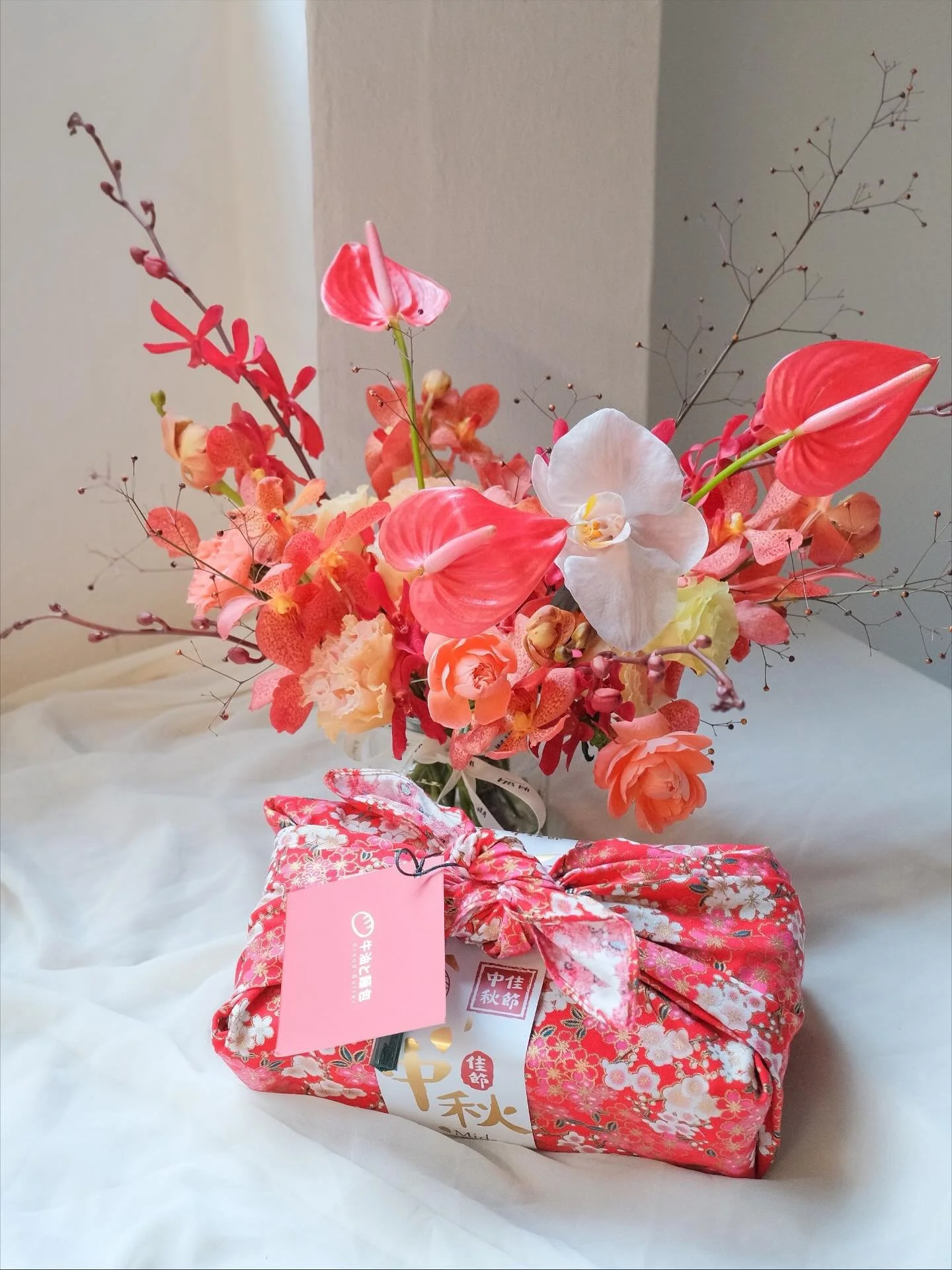 2025 Mid-Autumn Drop 🌕🥮 | Mooncake + Bloom of the Week Bundle

Mid-Autumn is just around the corner, and this year we&rsquo;re pairing our Bloom of the Week floral vases with @breadbutter.sg&rsquo;s mooncakes 🥮✨
Featuring their Sugar-Free Pure Whi