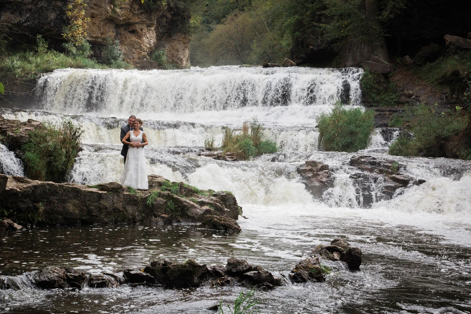 We started the day off with a hike down to the waterfalls at Willow River State Park for a few photos of the bride and groom and their wedding party!