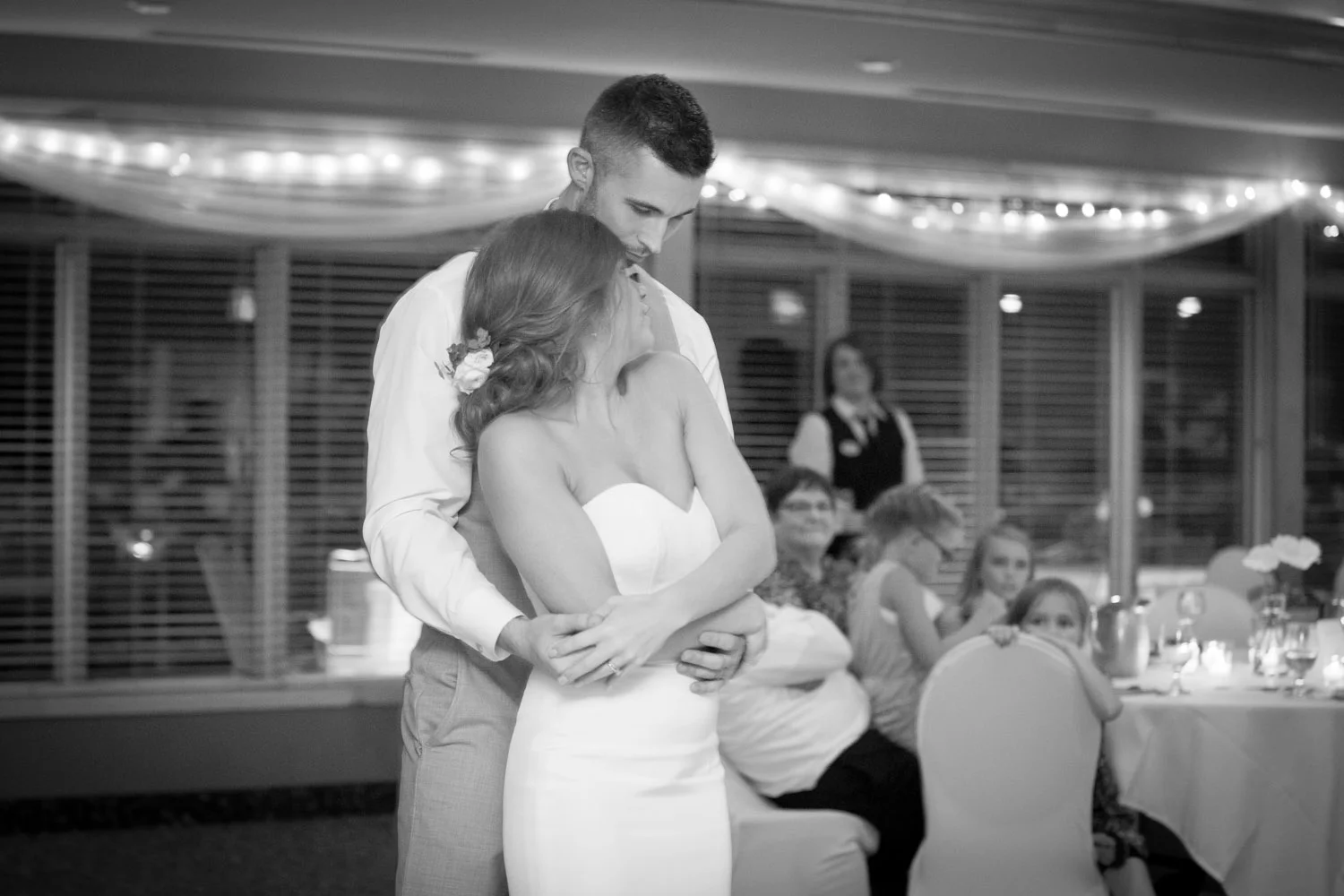 32-wedding-reception-first-dance-mahonen-photography.jpg