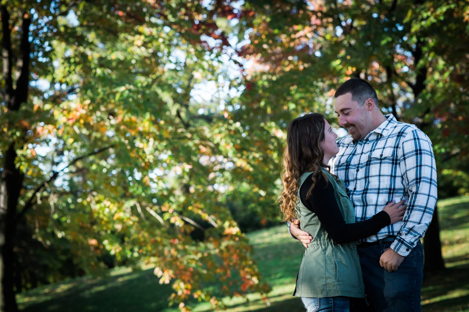 01-lake-of-the-iles-minnespolis-minnesota-fall-engagement-session-mahonen-photography.jpg