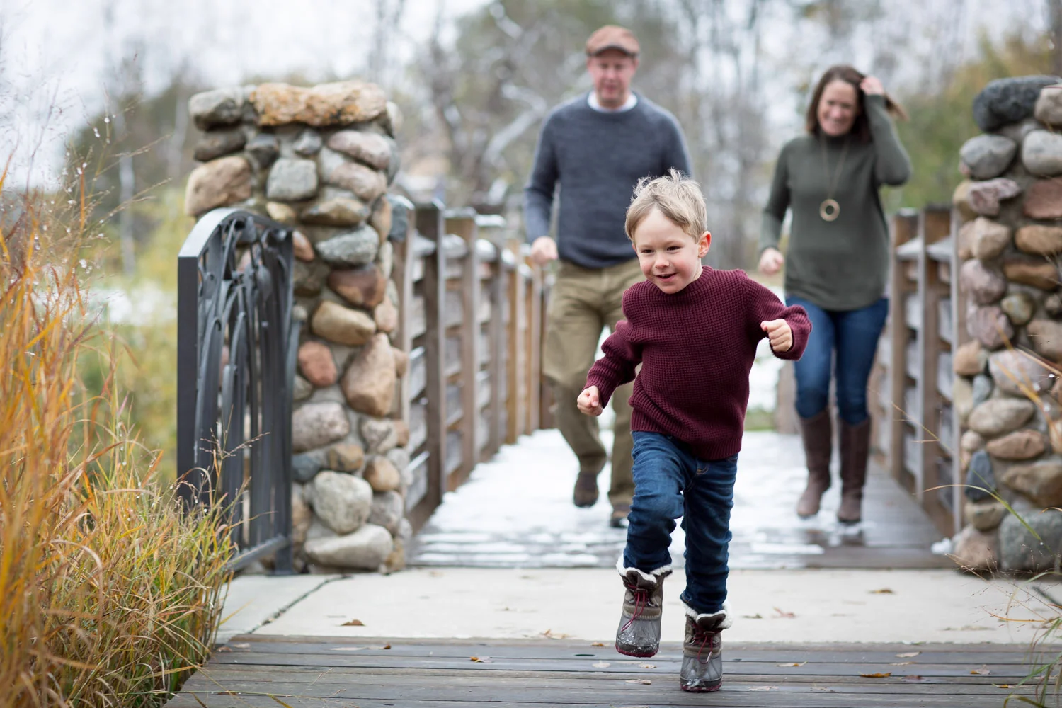 08-fun-family-session-running-mahonen-photography.jpg