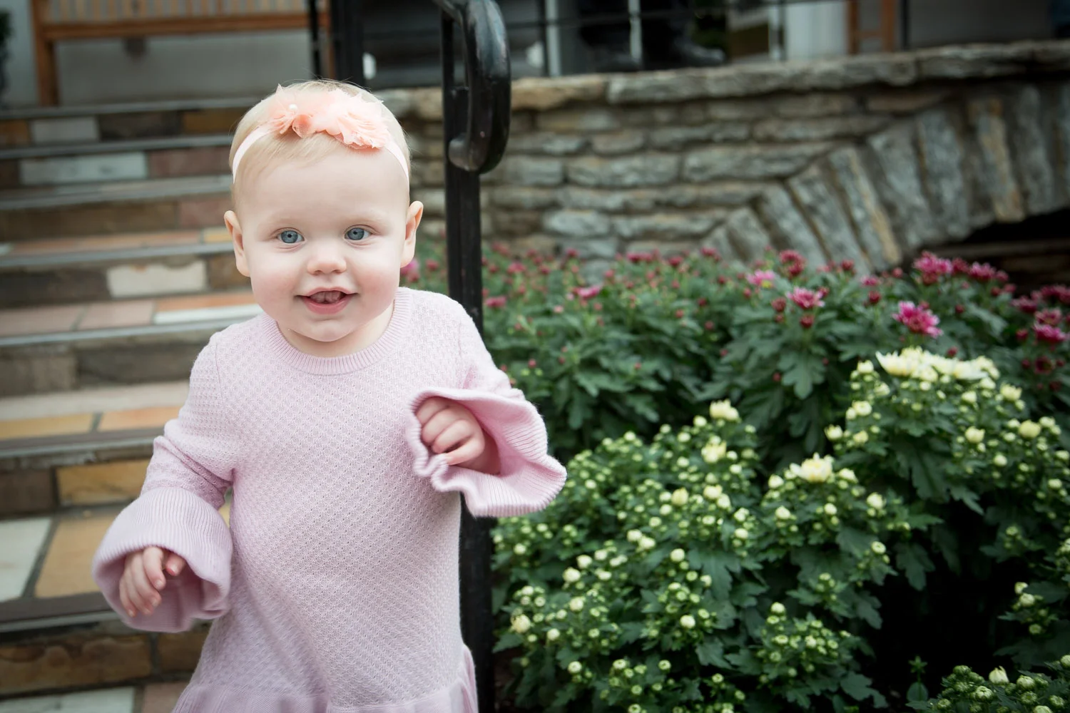 02-como-conservatory-family-photography-session-one-year-old-busy-happy-girl-mahonen-photography.jpg
