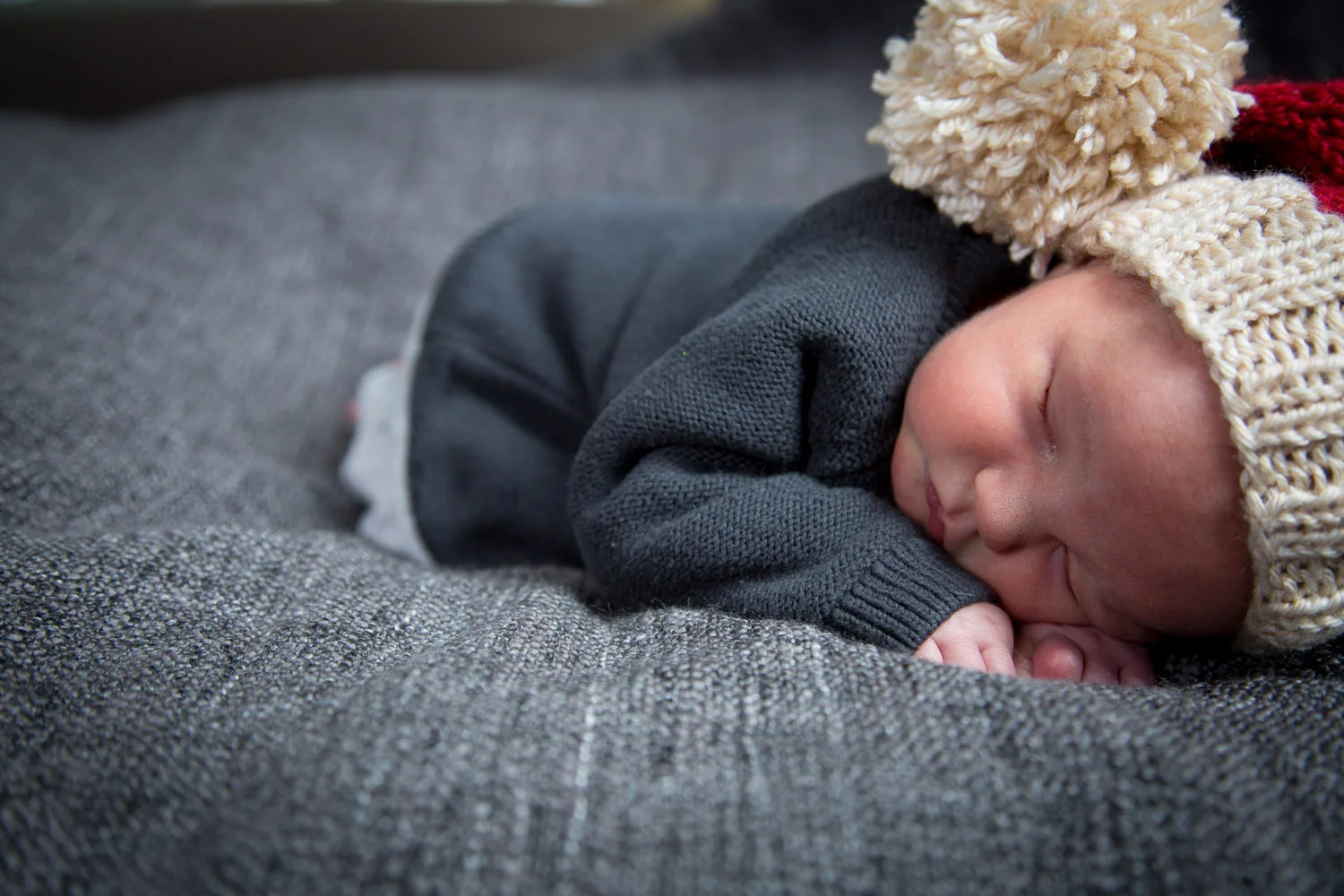 03-newborn-baby-boy-in-home-session-santa-hat-mahonenphotography.jpg