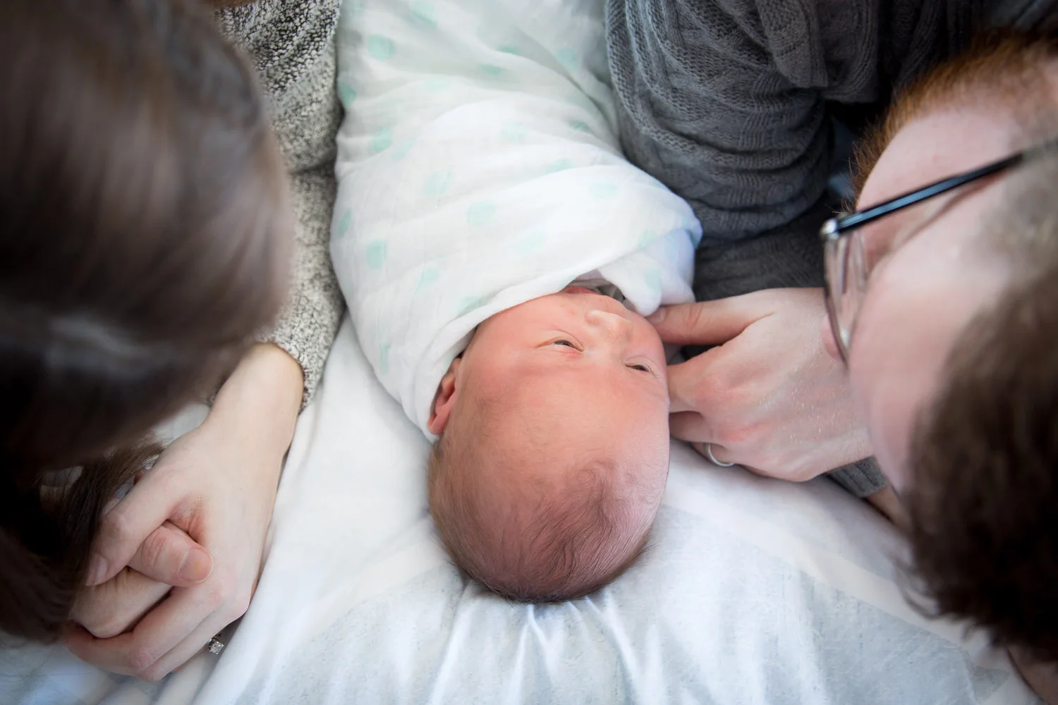 03-in-home-life-style-newborn-baby-boy-session-family-new-parents-love-snuggles-mahonen-photography.jpg