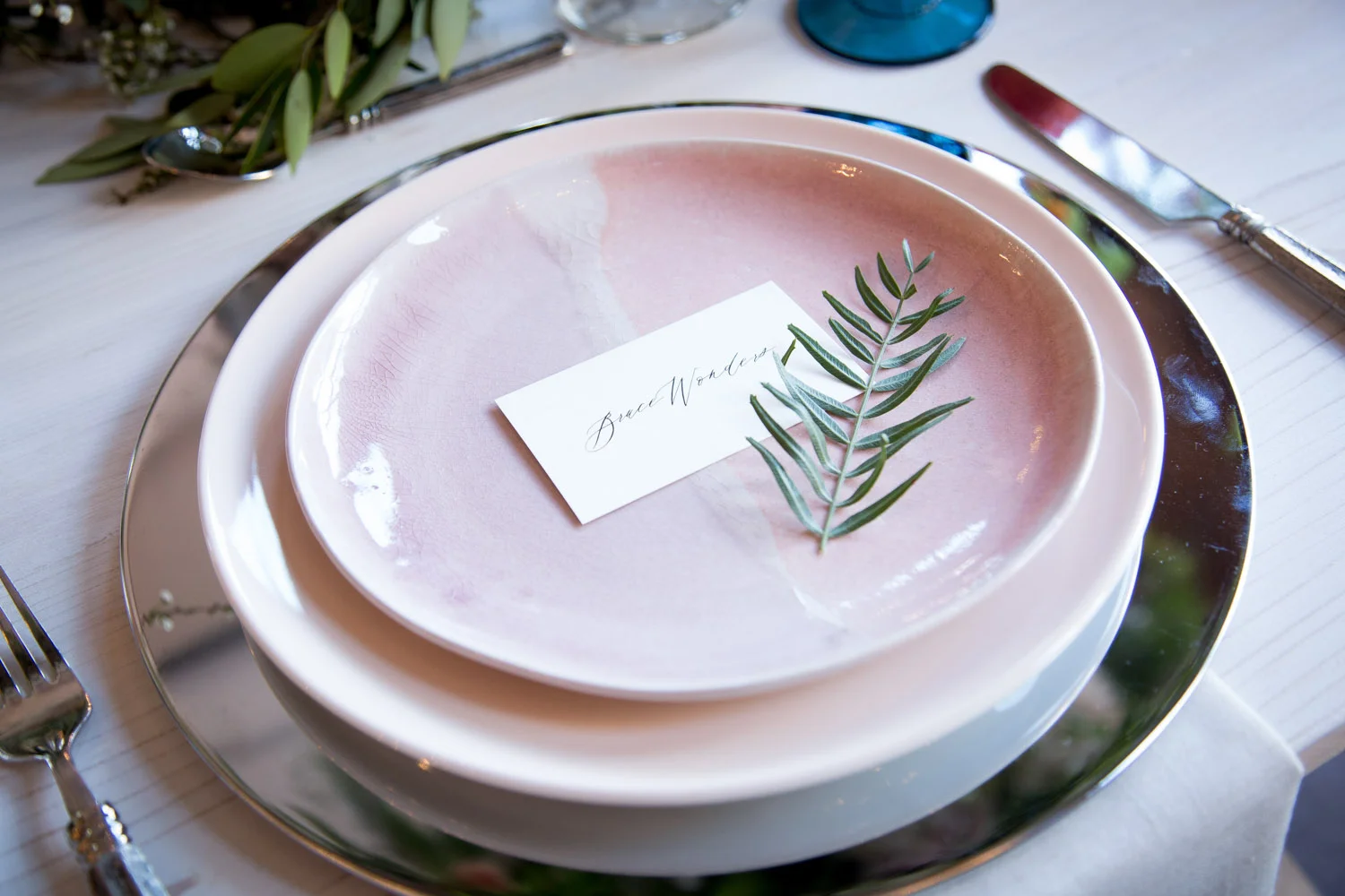 13-wedding-reception-place-setting-metallic-charger-plates-mahonen-photography.jpg