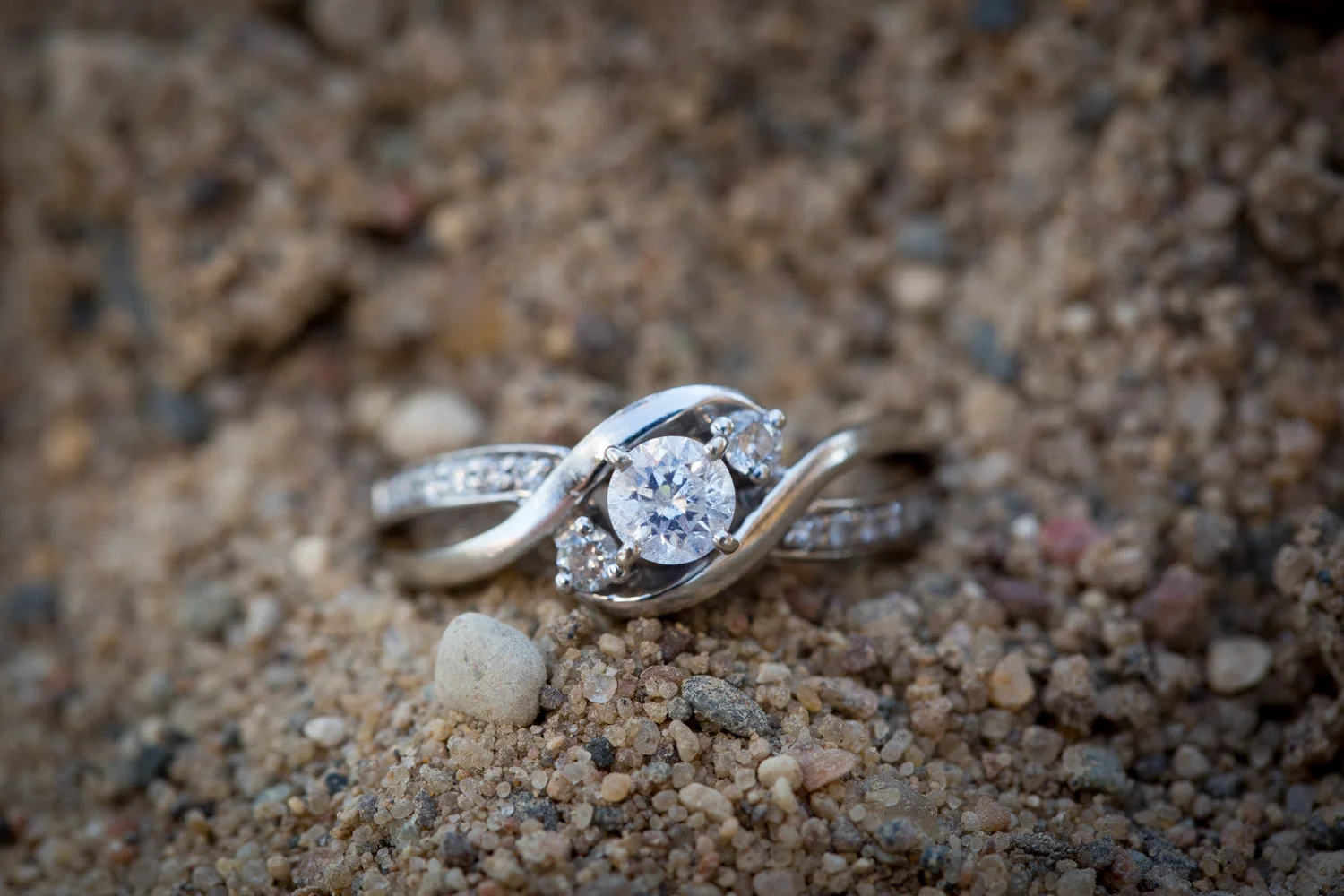 10-mn-beach-summer-minnesota-engagement-photographer-ring-detail-macro-mahonen-photography.jpg