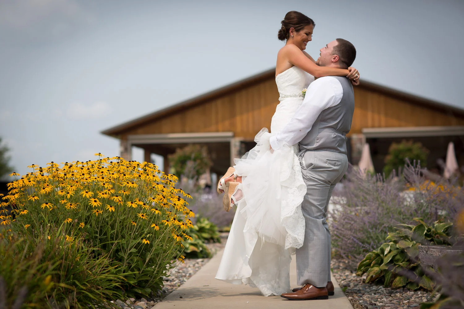 13-ridgetop-prescott-wisconsin-wedding-photographer-bride-and-groom-informal-portraits-pavillion-reception-mahonen-photography.jpg