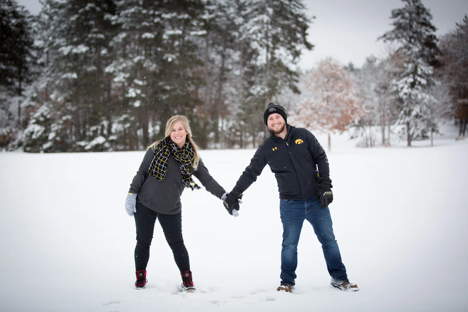 06-bunker-hill-regional-park-winter-wonderland-minnesota-engagement-photographer-snowy-day-snow-field-hawkeye-fans-fun-photo-session-mahonen-photography.jpg
