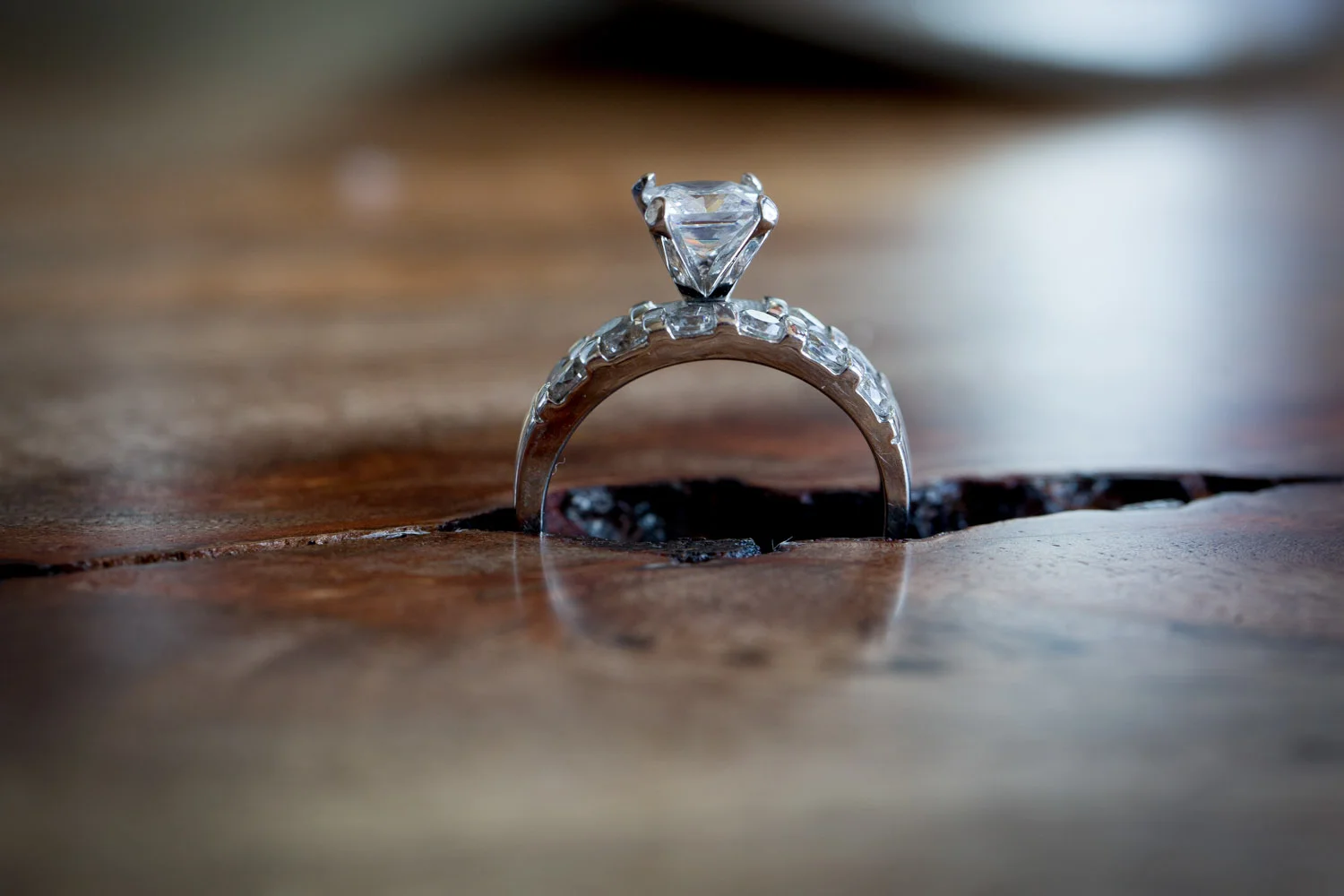 01-cornerstone-studios-styled-shoot-wedding-ring-detail-macro-shot-timber-andtulip-wood-table-perfectly-flawed-mahonen-photography.jpg
