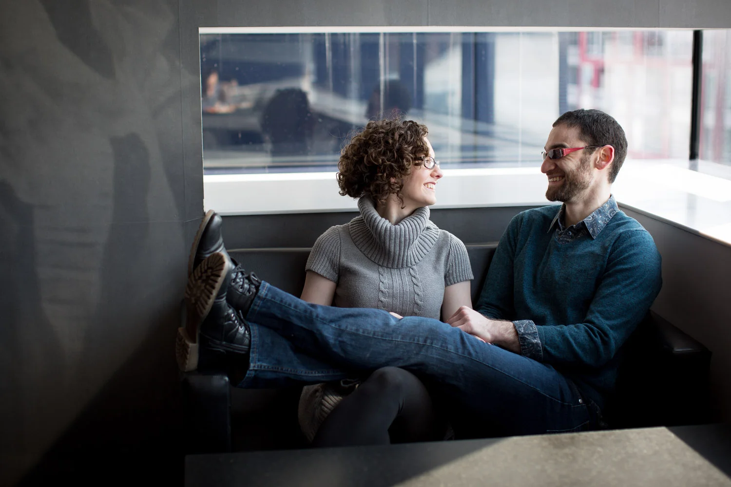 07-guthrie-theater-minneapolis-minnesota-winter-engagement-session-cafe-mahonen-photography.jpg