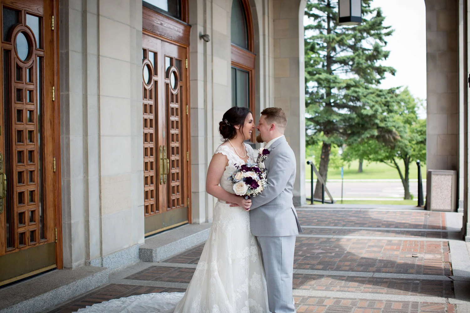 09-greysolon-ballroom-duluth-minnesota-summer-wedding-bride-and-groom-casual-fun-portrait-mahonen-photography.jpg