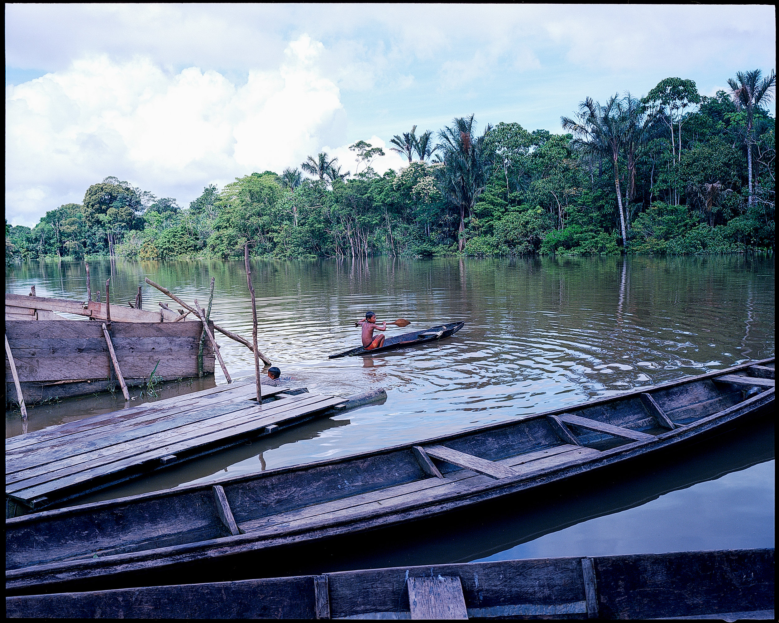 Niños en el Río Amacayacú