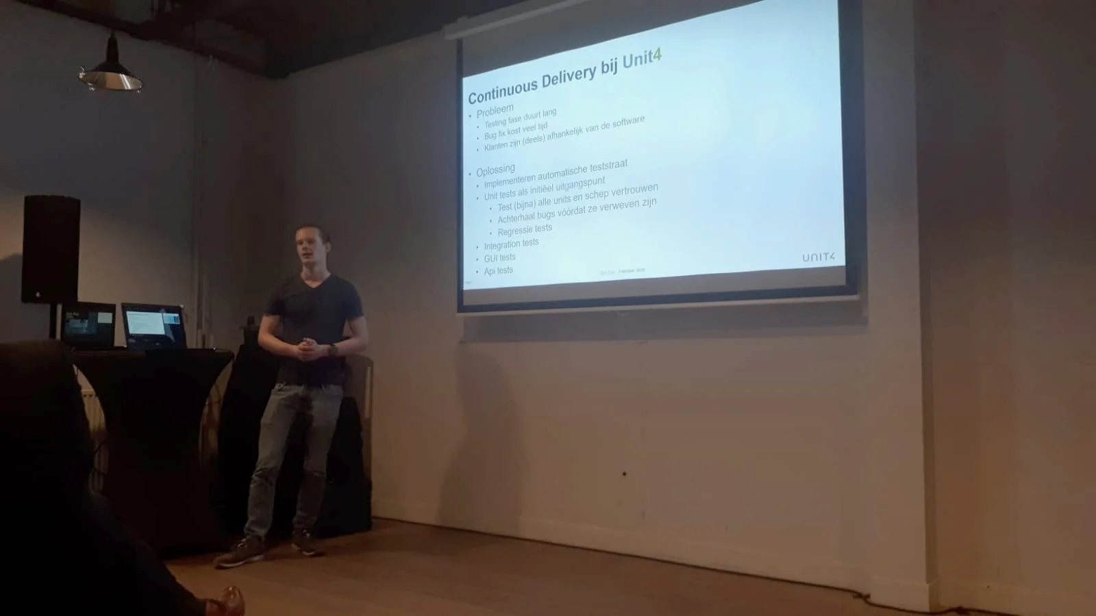 Young Professional Jacco Mook presenteerde een ontwikkelstraat voor een Legacy systeem waarbij de backoffice en frontoffice in iteraties is gemigreerd naar een Continuous Delivery platform. Bij de implementatie is Jenkins en Linux gebruikt. Met name de scripting bleek een uitdaging, wegens beperkingen in de pad-namen van Jenkins. Het overwinnen van tijdrovende uitdagingen zitten bijna altijd in details.