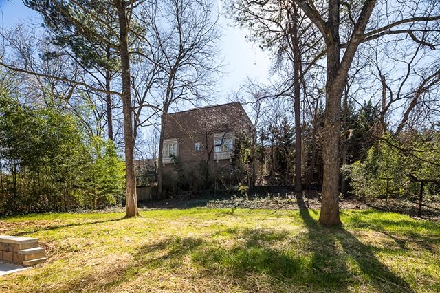 More of the Pierce Ave yard
#discoveratl #atlantahomebuilder #atlantahomerenovations #homerenovations #interiorrenovation #supportlocal #homeinspo #homereno #renovations #pierceavereno