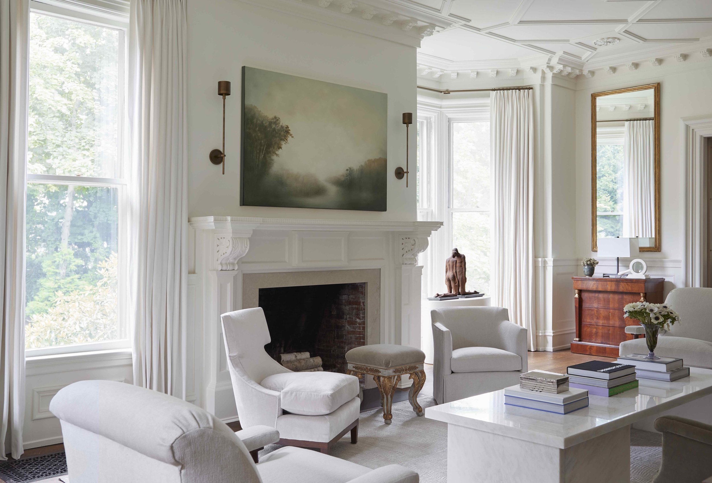   INTERIOR DESIGN:  Lisa Tharp Design for “The Gallerist's Residence”    Photographer Credit: Read McKendree  