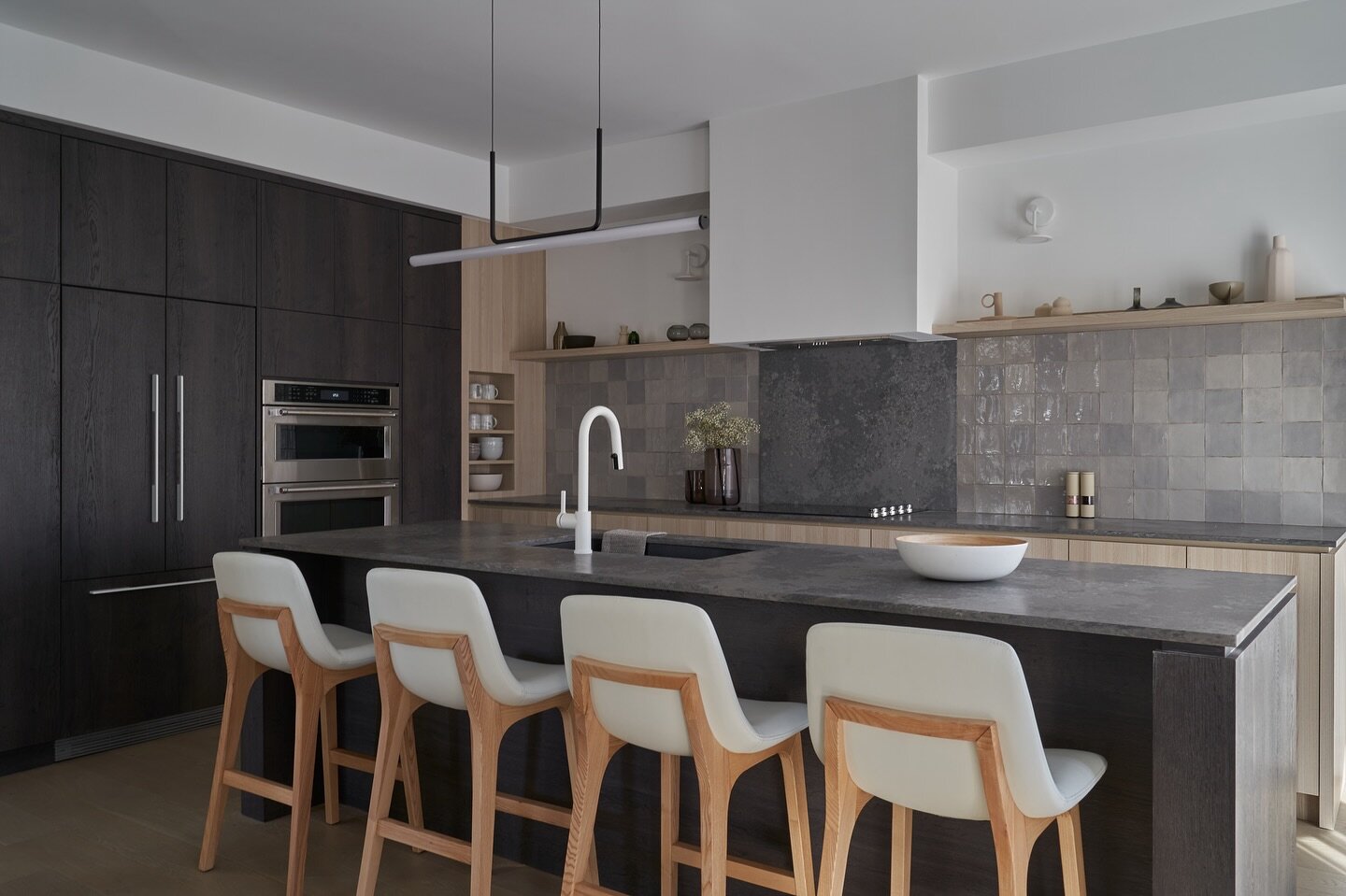 Another view into this two-tone kitchen
.
Project: #SPxMapleResidence
Photo: @shotbyjuleslee