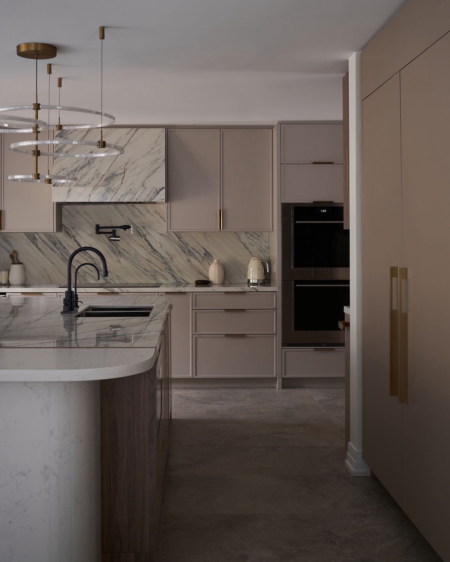 Embracing a warm, earthy color palette with hints of mauve and soft blues for this kitchen remodel 
.
Project #SPxSilverpineResidence
Photo @shotbyjuleslee